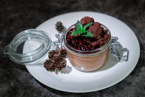 Geeistes Schokoladen-Chili-Mousse mit Schwarzbeerragout und Schokoladestreusel.
