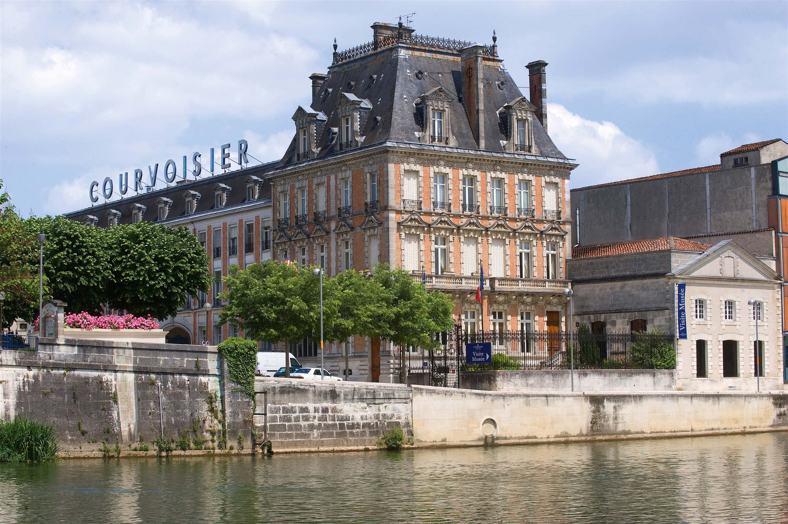 Courvoisier zählt zu den beliebtesten und bekanntesten Cognac-Häusern der Welt.  Auch Kaiser Napoleon wusste ihn angeblich sehr zu schätzen. 