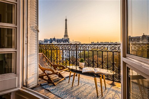 Der romantische Blick auf den Eiffelturm macht den Aufenthalt in Paris zu etwas Besonderem und lässt die Herzen – nicht nur 
 von Verliebten – höherschlagen.