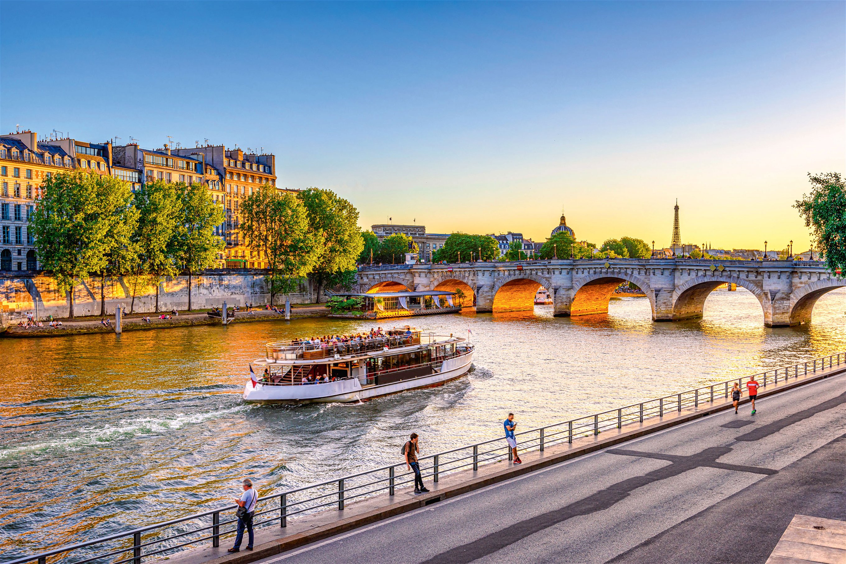 Der Pont Neuf gilt als älteste Steinbrücke von Paris. Sie überquert die Seine nahe dem Louvre.