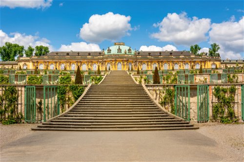 Ein Muss für Potsdam-Besucher: Schloss Sanssouci auf dem oberen Plateau eines Weinbergs.