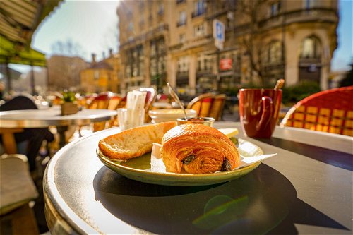 Das Frühstück ist in Frankreich nicht einfach nur eine Mahlzeit, sondern echter Genuss. Der beste Platz dafür ist eine der zahlreichen Brasserien in Paris.