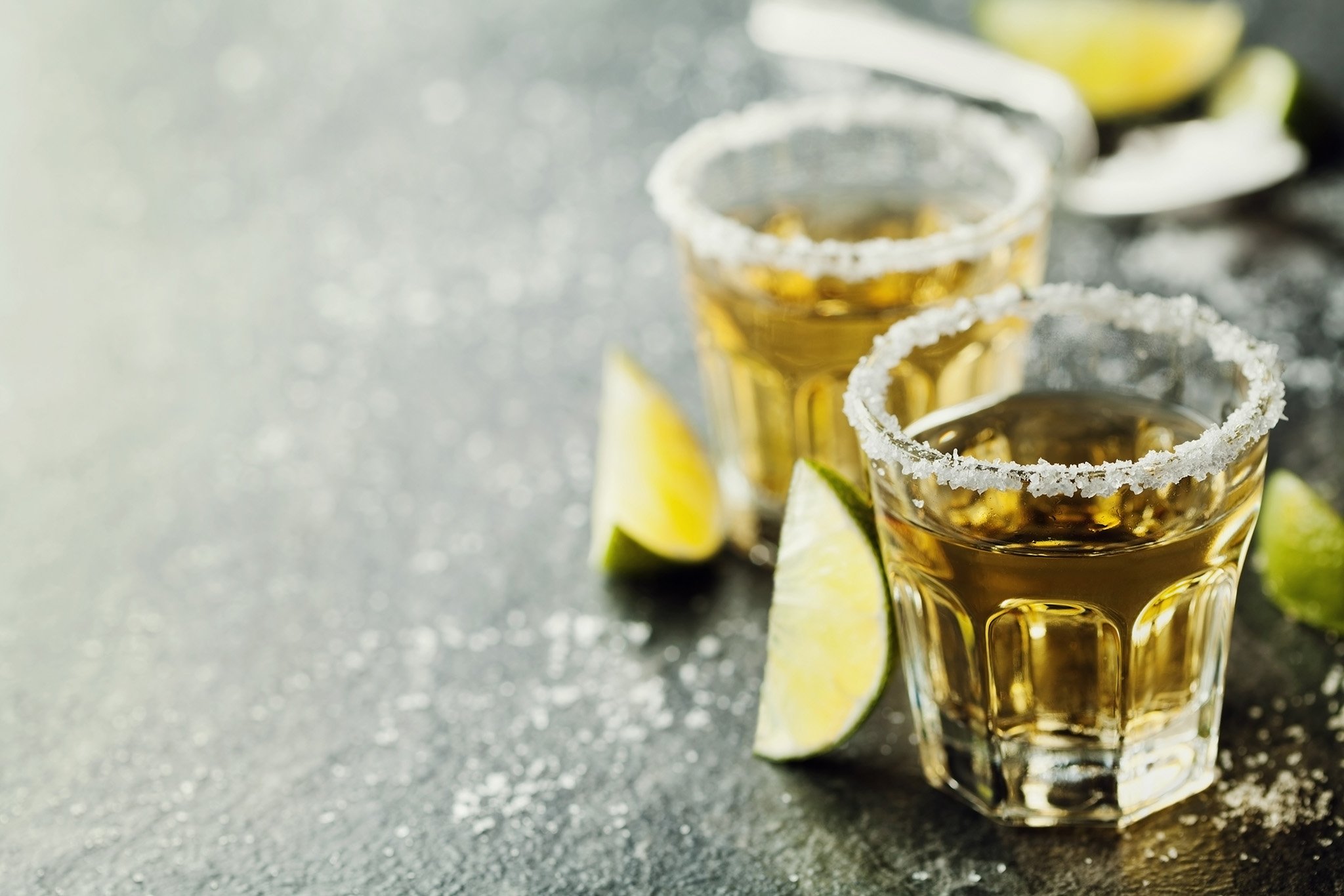 Auch in Mexiko wird Tequila fallweise mit Limette oder Zitrone und einem Schälchen Salz serviert. Sich Salz auf die Hand zu streuen und in eine Zitronenspalte zu beißen, ist aber ein rein europäisches Trinkritual.    