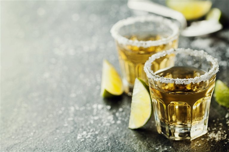Auch in Mexiko wird Tequila fallweise mit Limette oder Zitrone und einem Schälchen Salz serviert. Sich Salz auf die Hand zu streuen und in eine Zitronenspalte zu beißen, ist aber ein rein europäisches Trinkritual.    