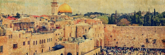 Blick über die Jerusalemer Altstadt mit der für das Judentum wichtigen Westmauer und – im Hintergrund – dem Felsendom, einem der Hauptheiligtümer des Islam. 