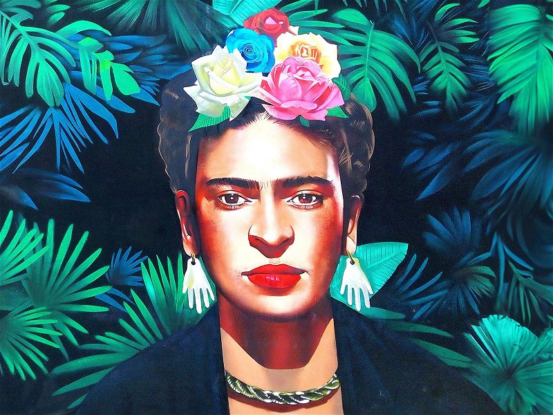 Die mexikanische Künstlerin Frida Kahlo (1907 – 1954) zog mit wallenden Kleidern, bunten Blusen und zahllosen Halsketten zeitlebens die Aufmerksamkeit auf sich. 