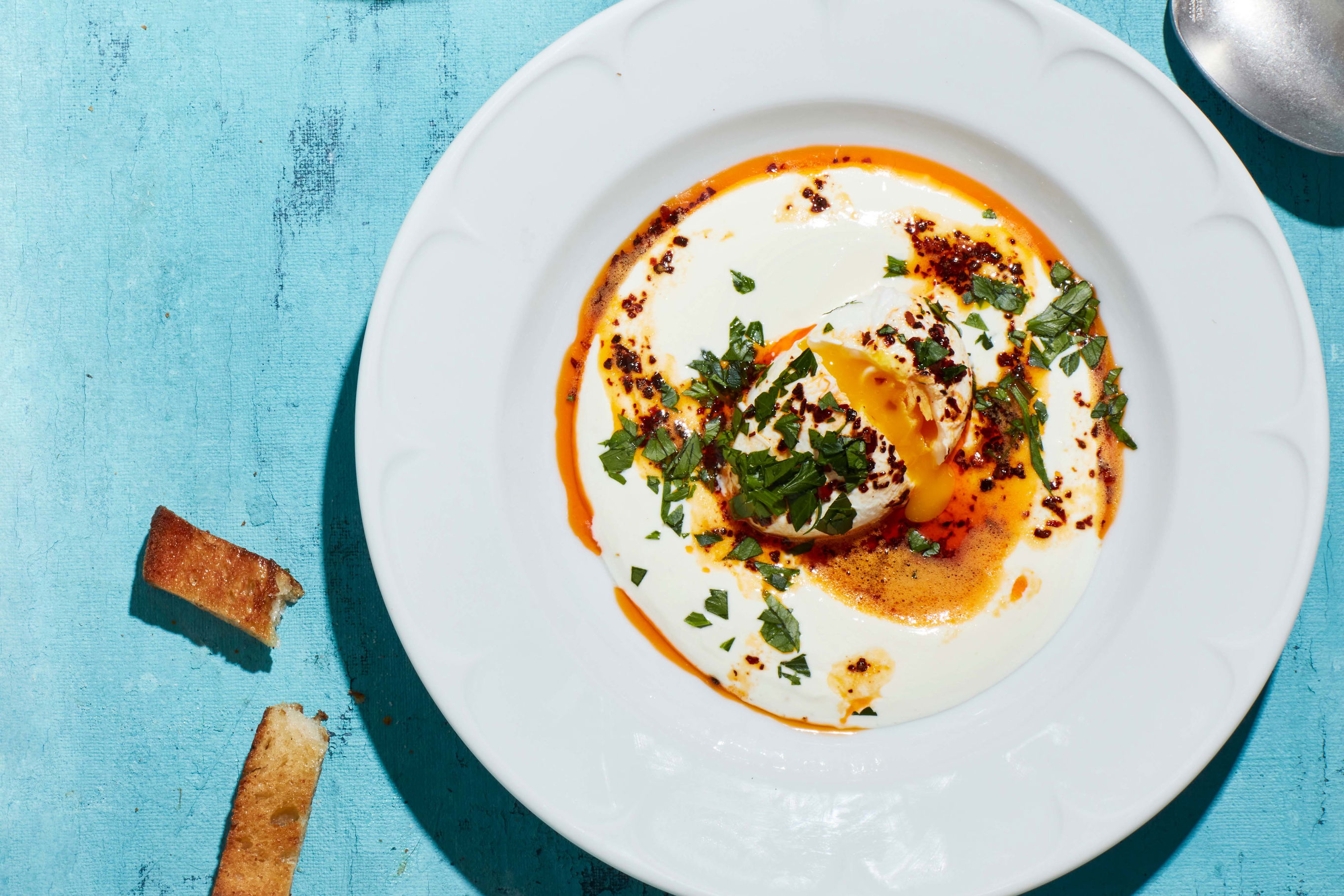 Türkische Eier mit Joghurt, Chilibutter und geröstetem Brot - Rezepte ...