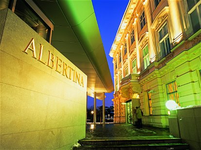 Welt-Museum Albertina: Das Museum ist im Palais Erzherzog Albrecht, einer ehemaligen Residenz der Habsburger unweit der Staatsoper Wien, untergebracht. Mit der Eröffnung der Albertina Modern wurde in unmittelbarer Nähe des Hauptgebäudes 2020 ein weiterer Museumsstandort für zeitgenössische Kunst eingerichtet. 