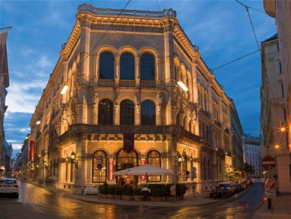 Das prachtvolle »Café Central« im Palais Ferstel öffnete im Jahr 1876 seine Pforten. Es war lange Zeit die zweite Heimat für zahlreiche Denker, Dichter und Literaten. Wer heute einen der begehrten Tische ergattern will, muss sich auf eine längere Wartezeit einstellen, das Café gehört bei 
vielen Wien-Touristen zu den absoluten Musts.
