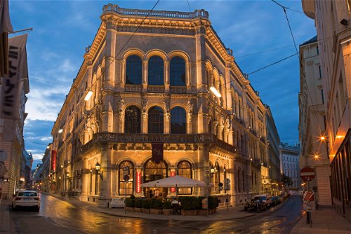 Das prachtvolle »Café Central« im Palais Ferstel öffnete im Jahr 1876 seine Pforten. Es war lange Zeit die zweite Heimat für zahlreiche Denker, Dichter und Literaten. Wer heute einen der begehrten Tische ergattern will, muss sich auf eine längere Wartezeit einstellen, das Café gehört bei 
vielen Wien-Touristen zu den absoluten Musts.