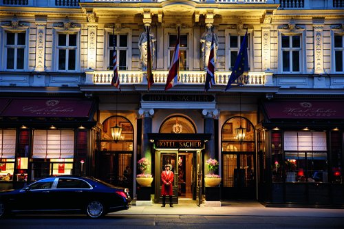 Das »Hotel Sacher« ist eine Institution. Böse Zungen behaupten sogar, man müsse das Hotel gar nicht verlassen, um das Wesen Wiens zu erfassen .