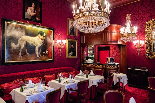 Im Restaurant »Rote Bar« werden Klassiker 
der österreichischen Küche serviert. 