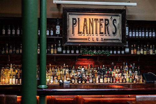 Die stilvolle Bar des Lokals »Planter’s Club &amp; Restaurant Livingstone« könnte auch irgendwo an der US-Ostküste liegen.