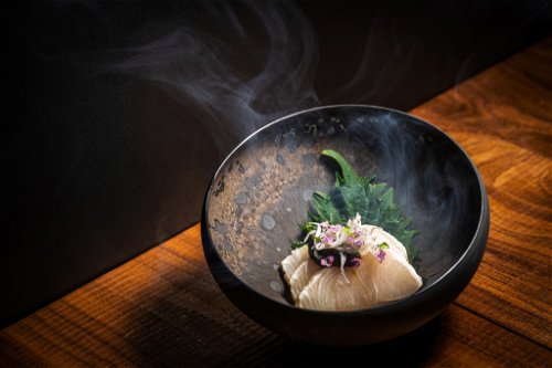 Im neuen «Mikuriya» im Zürcher «The Dolder Grand» interpretiert der japanische Spitzenkoch Yusuke Sasaki seit Jahresanfang Sushi-Kappo saisonal mit Zutaten wie Königskrabbe, Jakobsmuschel und Wagyu neu.