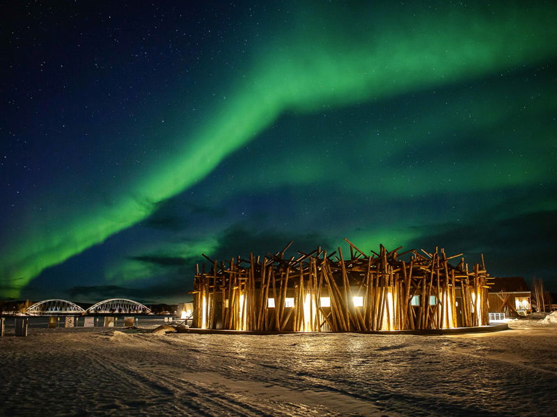 No New Year's Eve fireworks can compete with this - the play of colors of the Northern Lights is a unique sight. Especially from the bird's nest-like construction of the "Arctic Bath" in Swedish Lapland.