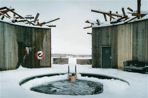 Kneippen in Reinkultur: Nach einem erfrischenden Bad in den eiskalten Fluten Lapplands wartet die wohlige Wärme der Sauna.