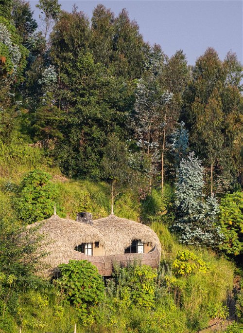 Außen naturbelassen und innen luxuriös präsentiert sich die außergewöhnliche Lodge in Ruandas Volcanoes-Nationalpark.