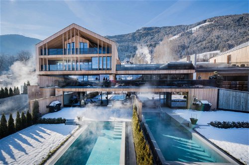 Bewegung statt Silvestertrubel: In den Skigebieten Südtirols warten ideale Schneebedingungen. Luxuriöse Chalets sorgen für die Entspannung danach.