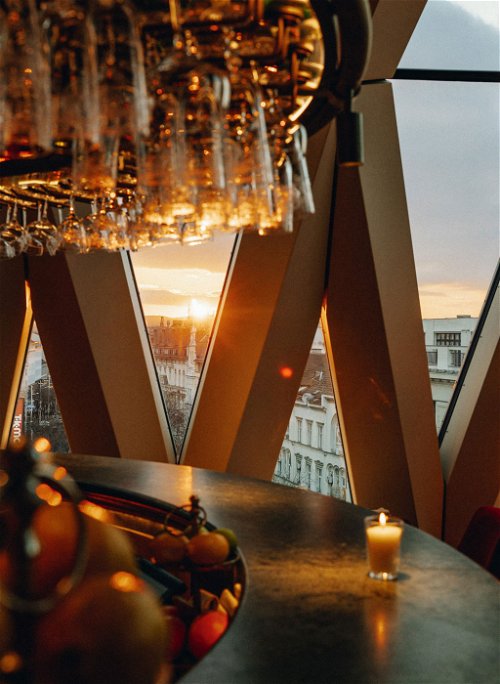 Dachterrassen boomen, ob leger wie im »Zoku Vienna« oder elegant wie im »Hotel Motto« mit seinem Restaurant »Chez Bernard«.