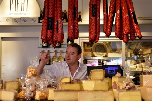 Bei »Pöhl am Naschmarkt« wartet eine vielfältige ­Käseselektion auf Genießer.