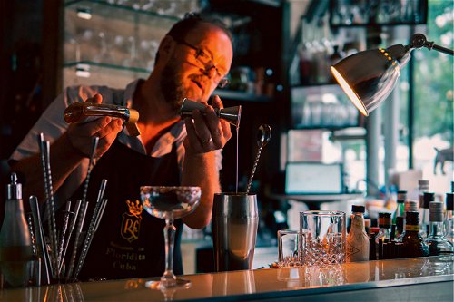 Im »Halbestadt« trifft klassische Cocktailkultur auf moderne 
Stadtbahnbogen-Atmosphäre –  
begleitet von einigen der besten Drinks der Stadt.