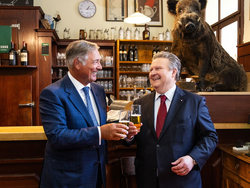 Falstaff-Spitzengespräch beim »Hausmair«: Bürgermeister Michael Ludwig (r.) und Wiens Wirtschaftskammer-Präsident Walter Ruck.