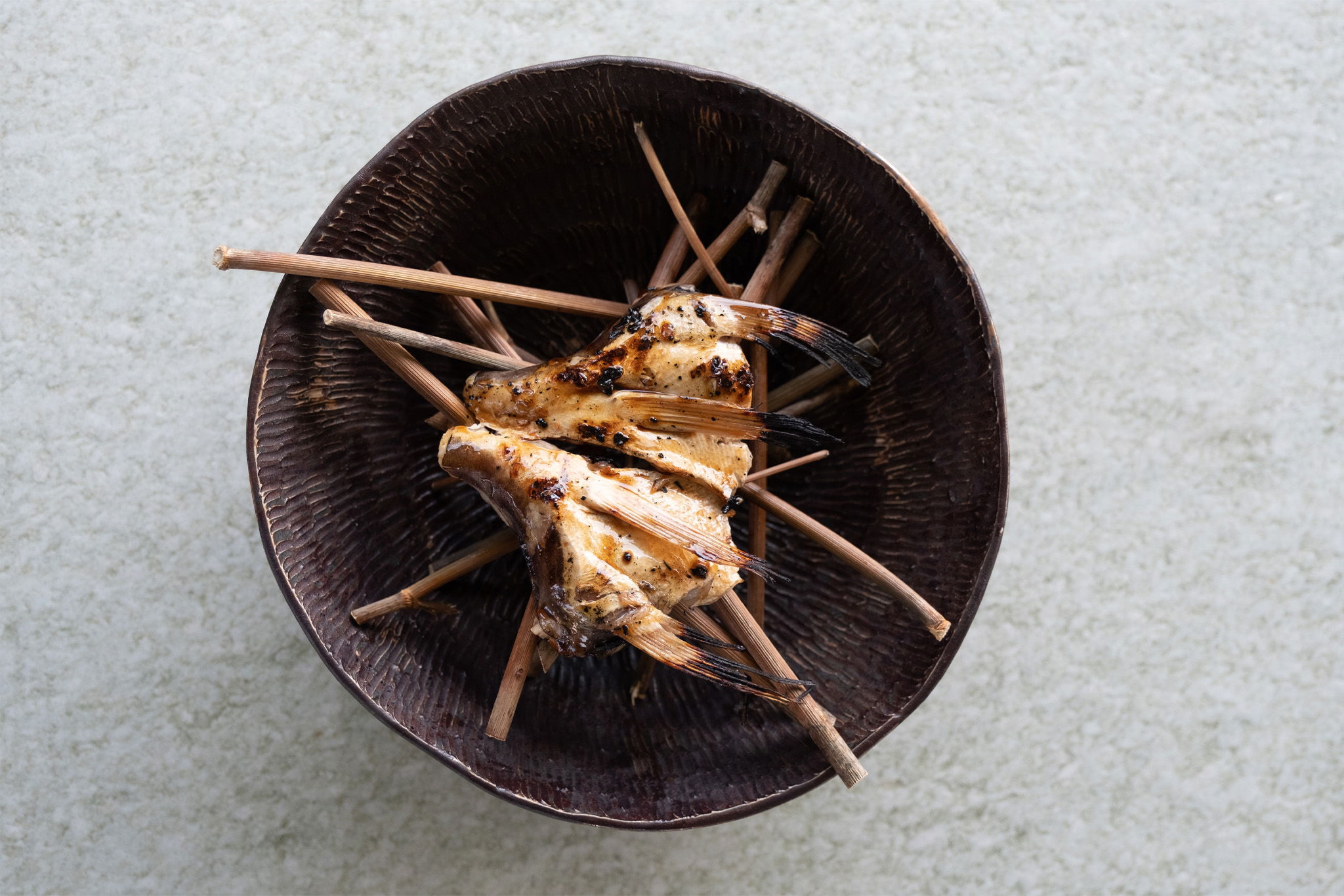 Fischhals vom Grill mit Salatblättern und Gartenkräutern - Rezepte ...