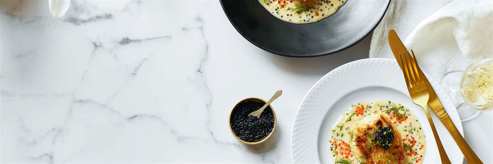 Schwarzer Kaviar vom Stör ist für viele der Inbegriff von Luxus zum Löffeln. 