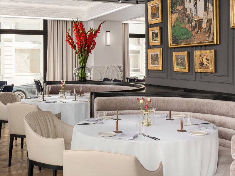 Das Fine-Dining-Restaurant »Glasswing« im Ringstraßenhotel »The Amauris« beeindruckt mit herausragender Atmosphäre und einer ebensolchen Küche.