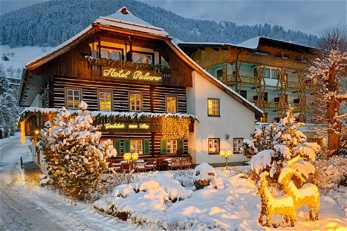 Das 5-Sterne-Hotel »Pulverer« in Bad Kleinkirchheim verwöhnt seine Gäste nicht nur kulinarisch auf höchstem Niveau. Mit einem unglaublichen Blick auf die Berge lässt sich das Wellnessangebot genießen.   