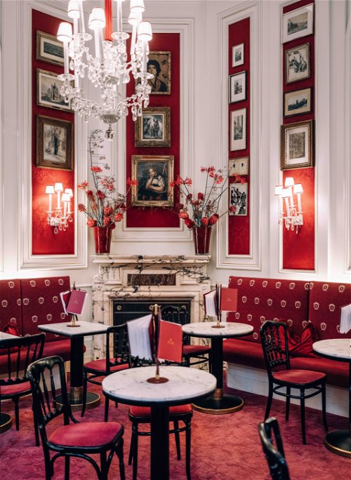 Das »Café Sacher« im gleichnamigen Luxushotel 
ist Heimat der berühmten Sachertorte und 
eines der vornehmsten Cafés der Stadt.