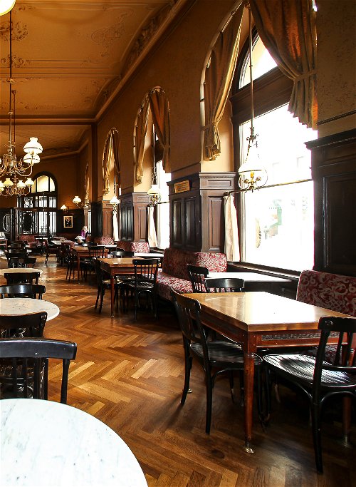 Das »Café Sperl« 
an der Gumpendorfer Straße 
gibt es seit 1880, hier warten auch mehrere Billardtische auf Spieler.