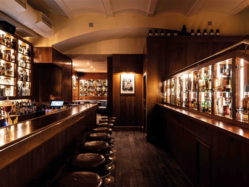»Dino’s Apothecary Bar« bietet eine riesige Bandbreite an Cocktails. Die erfahrenen ­Barkeeper beraten gerne und helfen dabei,  die richtige Wahl zu treffen. Köstliche Snacks ergänzen das Getränkeangebot perfekt.