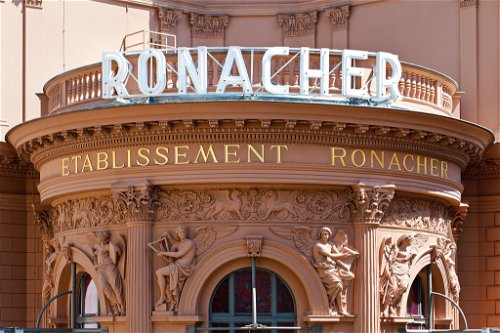 Die Spielpläne von Ronacher und Burgtheater warten mit einer Vielfalt an Stücken auf.