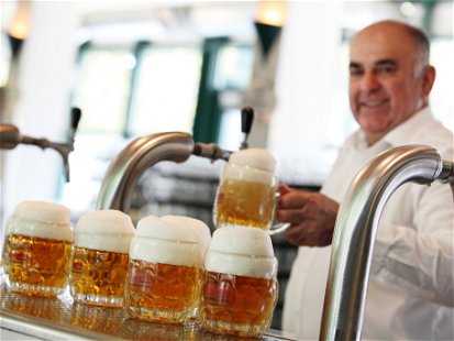Unter hohen Kastanienbäumen trinkt man im »Schweizerhaus« ein frisch gezapftes Bier – und natürlich muss 
es nicht bei einem bleiben!