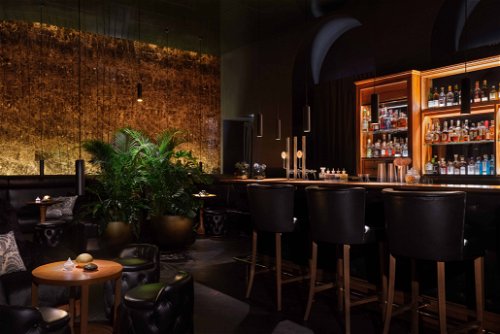 Sehr glamourös ist die »D-Bar« im »Hotel Ritz Carlton«. Hier ­verschmelzen Kulinarik und ­Kreativität 
zu einzigartigen Fusion-­Cocktails.