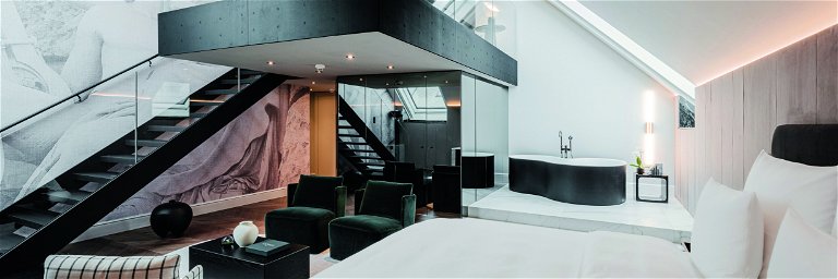 Modern Luxury auf zwei Ebenen: Die »Grand Maisonette Suite« im neuen Ringstraßenhotel »The Amauris« begeistert durch die einzigartige Symbiose aus klassischem Ambiente und zeitgemäßem Design.