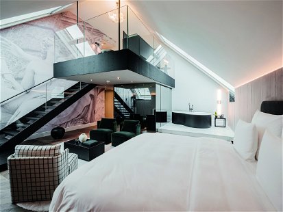 Modern Luxury auf zwei Ebenen: Die »Grand Maisonette Suite« im neuen Ringstraßenhotel »The Amauris« begeistert durch die einzigartige Symbiose aus klassischem Ambiente und zeitgemäßem Design.