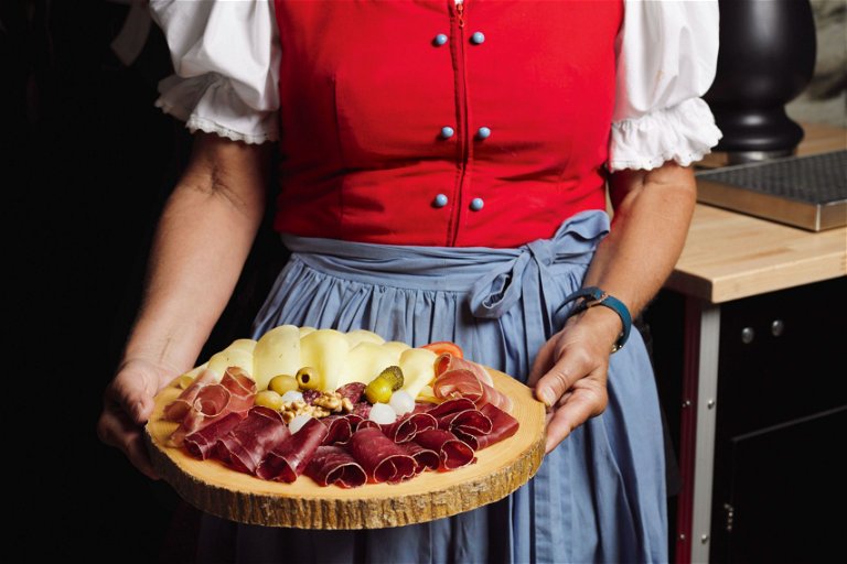 Zu Raclette wird oft eine Walliser Platte mit Trockenfleisch gereicht. Neben Weißwein gibt auch Kirschwasser ein gutes 
Fondue-Pairing ab.