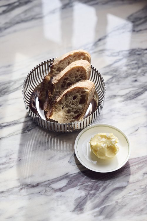 Helles Sauerteig Brot von Collective Bakery mit gesalzener Alpenbutter.