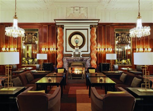 Das gerne als Art-Déco-Schmuckstück bezeichnete »Grandhotel Bristol« galt bereits 1892 als noble Adresse. Die Hotelbar war die erste American Bar Wiens, in der Lounge wärmt bis heute ein offener Kamin.