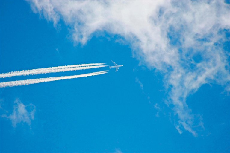Intensive Belastung: Laut Flugbranche trägt die weltweite Luftfahrt drei bis 3,5 Prozent zur Klimaerwärmung bei. Sie bezieht sich dabei aber nur auf die CO2-Emissionen. Etwa doppelt so stark tragen die sogenannten Nicht-CO2-Effekte zur Erderhitzung bei. Dazu gehören etwa Kondensstreifen und Stickoxide.