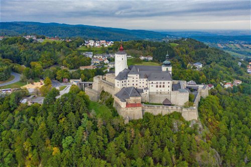 Nahe der Rosalia ist die Burg Forchtenstein ein beliebtes Ausflugsziel. 