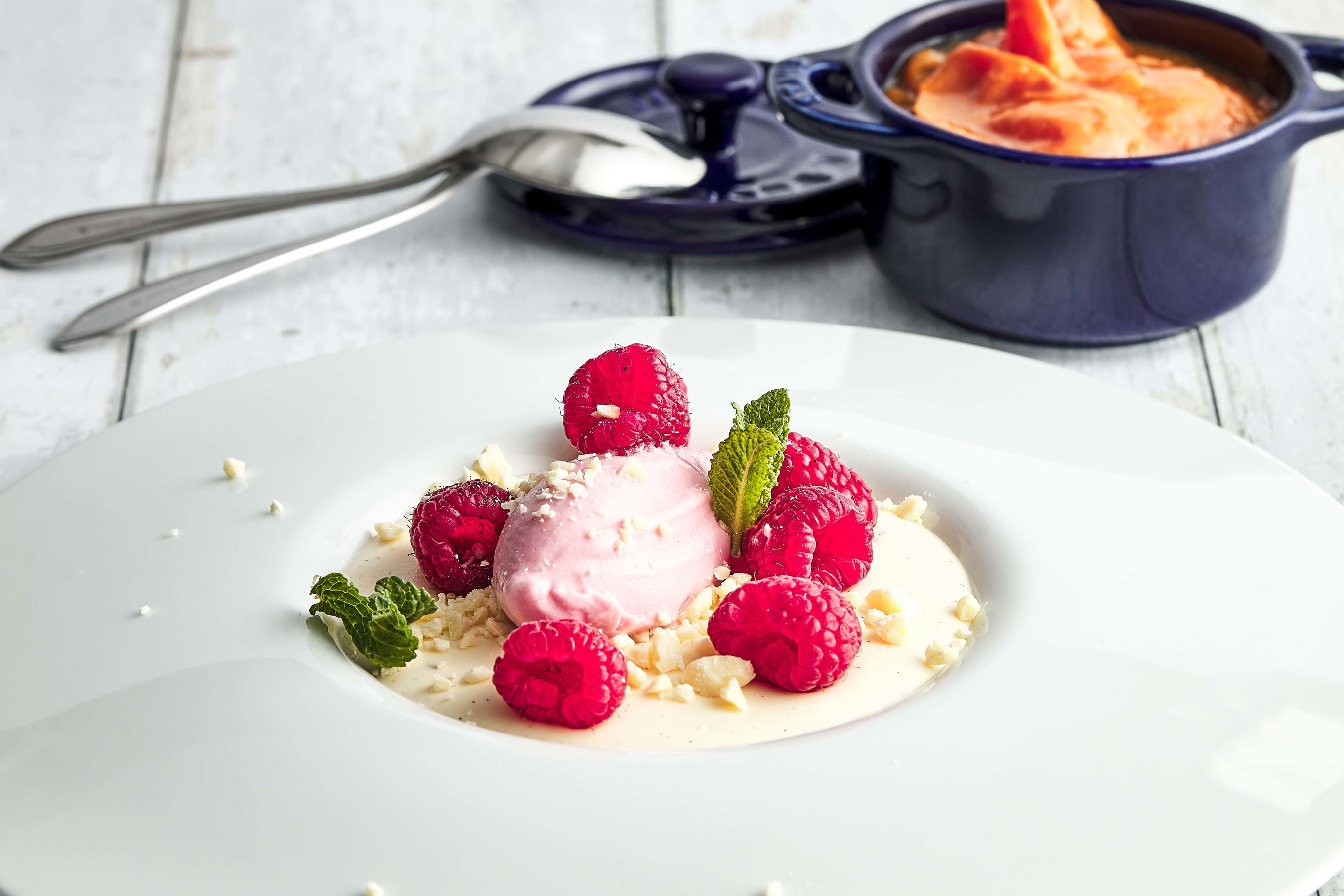 Bayerisch Creme mit Himbeeren und Marille - Falstaff