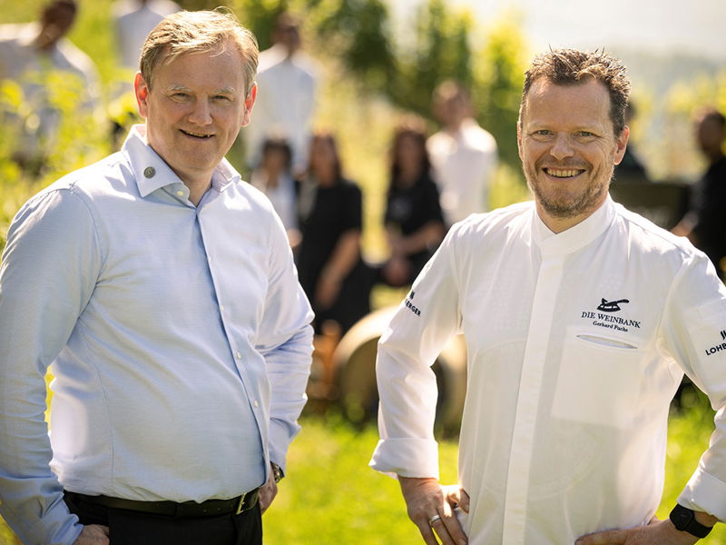Christian Zach und Gerhard Fuchs feiern das  zehnjährige Bestehen der »Weinbank«.