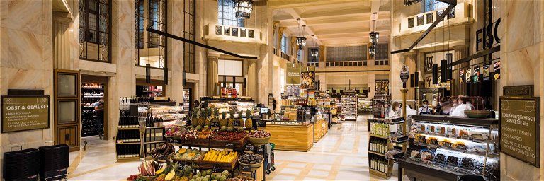 Unter Aufsicht des Denkmalschutzes ließ der Supermarkt- Riese Spar die über 100 Jahre alte Bank-Kassenhalle im  »Haus am Schottentor« für seinen Superlativ-Supermarkt renovieren. Gourmetschätze statt Goldschatz ist jetzt die Devise.