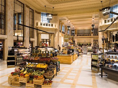 Unter Aufsicht des Denkmalschutzes ließ der Supermarkt-
Riese Spar die über 100 Jahre alte Bank-Kassenhalle im 
»Haus am Schottentor« für seinen Superlativ-Supermarkt renovieren. Gourmetschätze statt Goldschatz ist jetzt die Devise.