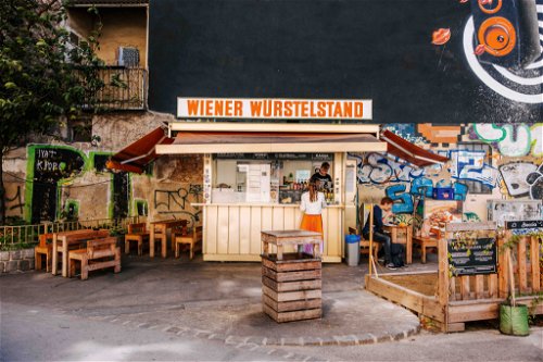 Der »Wiener Würstelstand« in der Josefstadt verwöhnt mit Biowürstel und Bosna – auch in Vegan. 