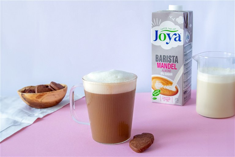 Kein Kaffee ohne den köstlichen Mandeldrink von Joya – auch perfekt aufschäumbar!