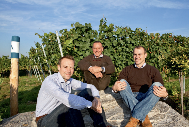 Gert Joachim Aldinger mit seinen Söhnen Hansjörg und Matthias. Mittlerweile geben sie den Takt im Weingut an. 